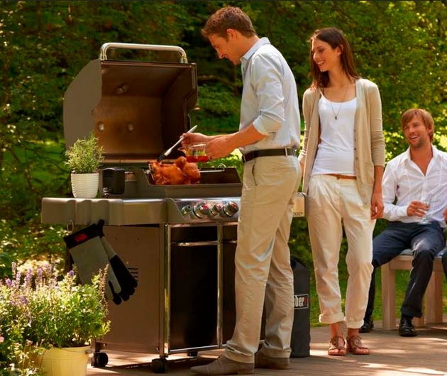 Barbacoa Weber Gas Summit S-670 - cocinando pollo