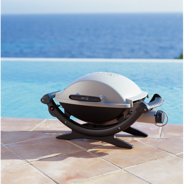 La Barbacoa Weber Gas Q100 resulta ideal para usar en un dia de piscina