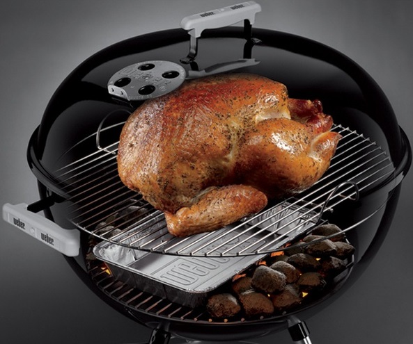 Colocación de pollo entero en una barbacoa de carbónpara Cocinar con calor indirecto