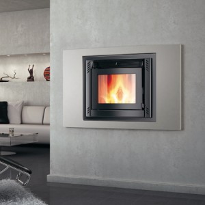 La banda inferior de mayólica negra completa el conjunto de esta