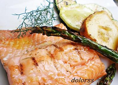 Salmón salvaje con verduras a la brasa